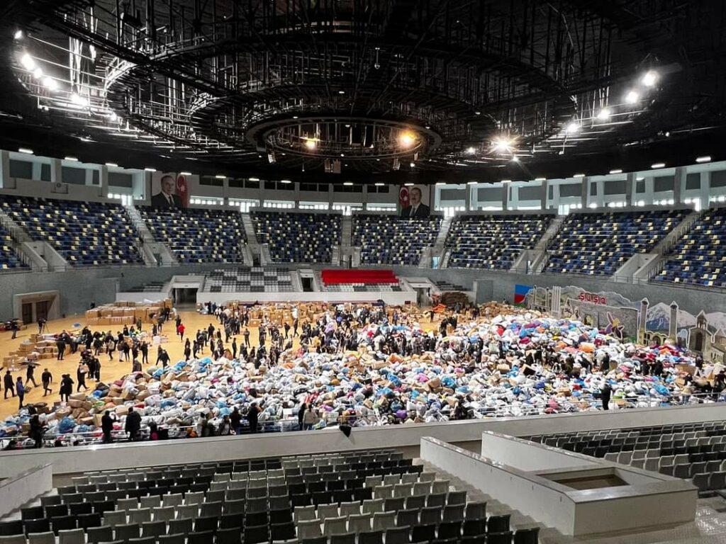 Baku (Azerbaigian), febbraio 2023 - Cumuli di aiuti raccolti al Baku Sports Palace prima di essere inviati in Turchia 